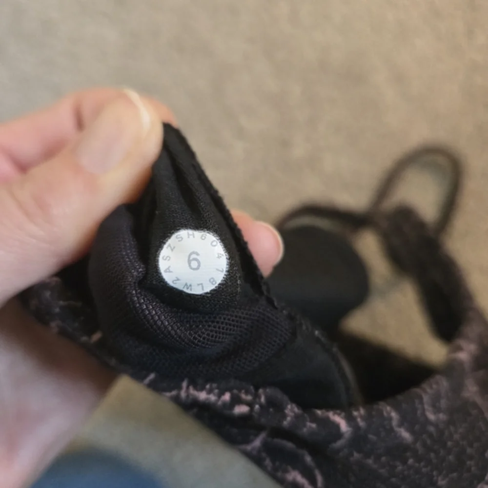 Lululemon Flow Y Bra Lacescape Spanish Rose Black No Pads‎ Faded Logo